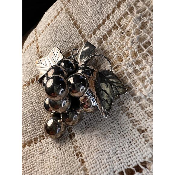 Mexico Signed Sterling Silver Grape Leaf Pin Brooch Pendant - Picture 3 of 12